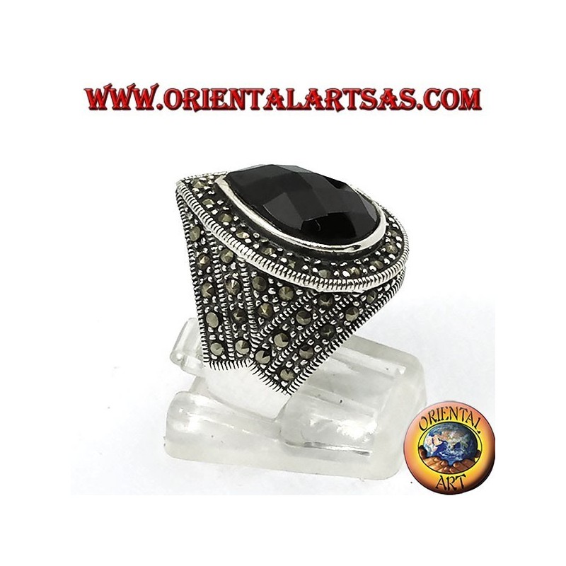 Anillo de plata con ónice facetado en forma de lágrima rodeado de marcasita