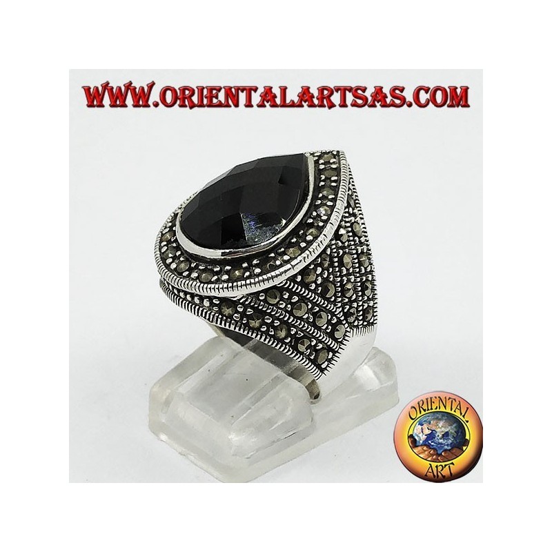 Anillo de plata con ónice facetado en forma de lágrima rodeado de marcasita