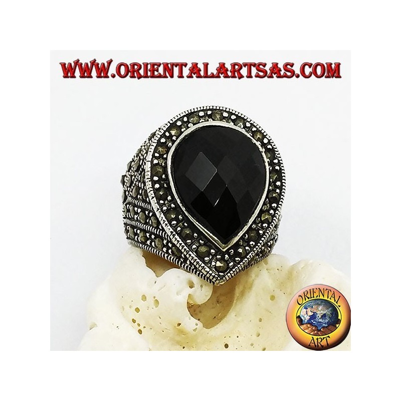 Silberring mit facettiertem Teardrop-Onyx, umgeben von Markasit
