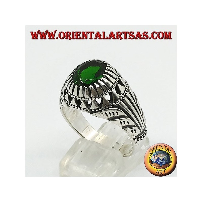 Anillo de plata con circonita ovalada de color esmeralda y tallados en los laterales.