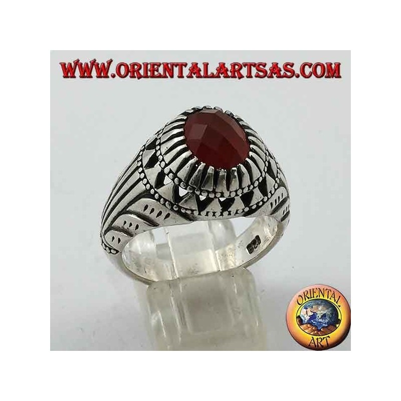 Anello in argento con corniola ovale incastonata e intagli sui lati