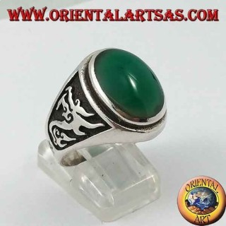 Bague en argent avec agate verte ovale et dragon en haut-relief sur les côtés