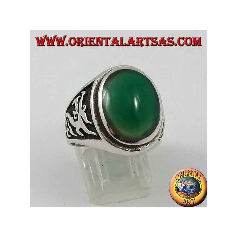 Bague en argent avec agate verte ovale et dragon en haut-relief sur les côtés