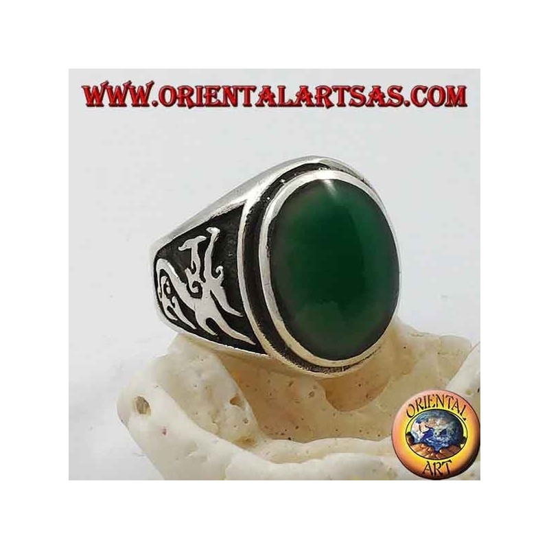 Anillo de plata con ágata verde ovalada y dragón en alto relieve en los costados.