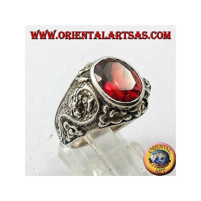Bague en argent avec grenat ovale facetté et dragon stylisé en haut relief sur les côtés