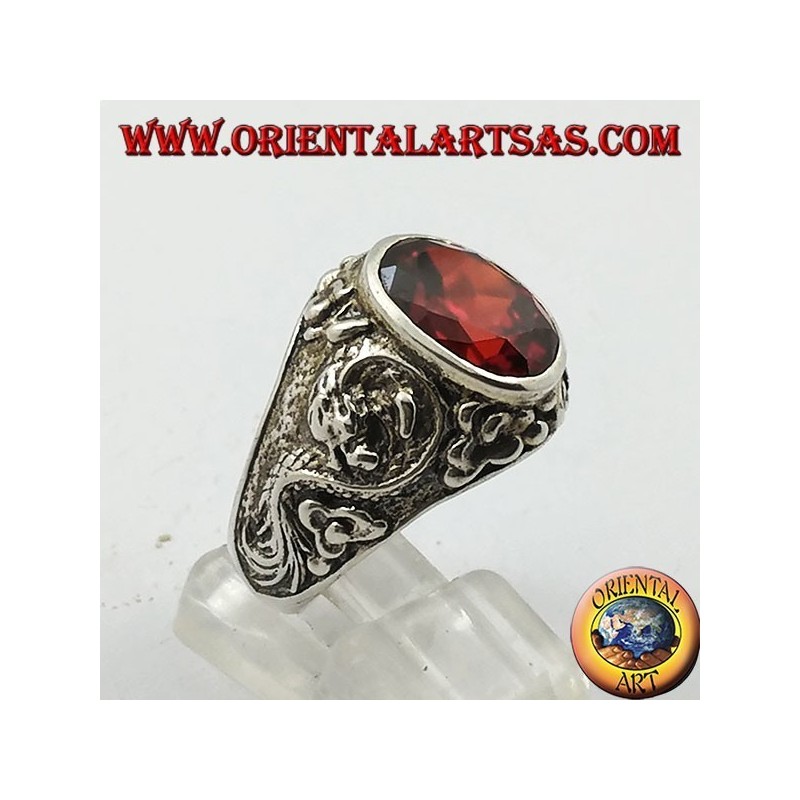 Anello in argento con granato sfaccettato ovale e drago stilizzato in altorilievo sui lati