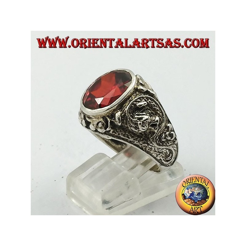 Bague en argent avec grenat ovale facetté et dragon stylisé en haut relief sur les côtés
