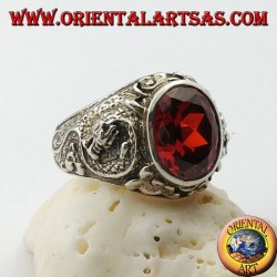 Anillo de plata con granate ovalado facetado y dragón estilizado en alto relieve en los costados