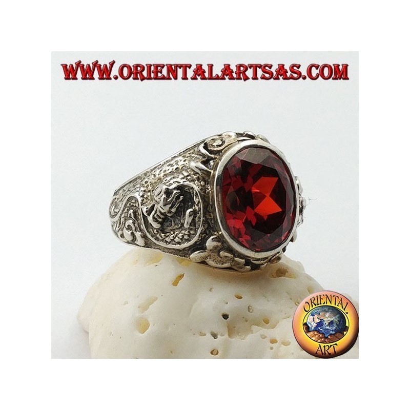 Bague en argent avec grenat ovale facetté et dragon stylisé en haut relief sur les côtés