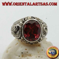 Anillo de plata con granate ovalado facetado y dragón estilizado en alto relieve en los costados