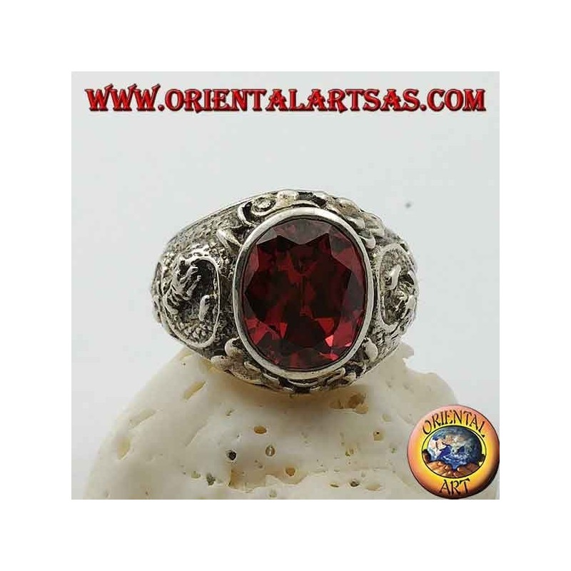 Bague en argent avec grenat ovale facetté et dragon stylisé en haut relief sur les côtés