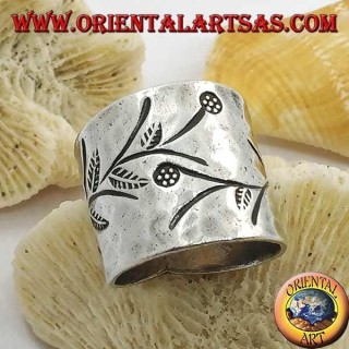 Anello in argento fascia martellata con incisioni floreali realizzata a mano (Karen)