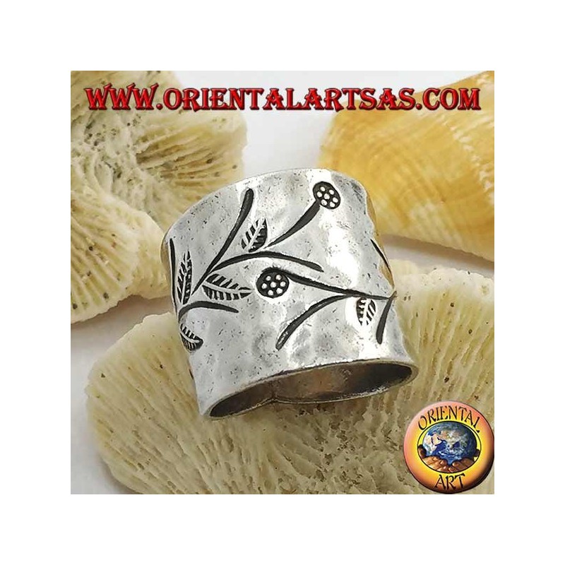 Anello in argento fascia martellata con incisioni floreali realizzata a mano (Karen)