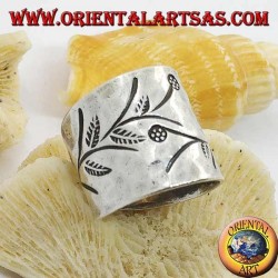 Gehämmerter silberner Ring mit handgefertigten Blumenstichen (Karen)
