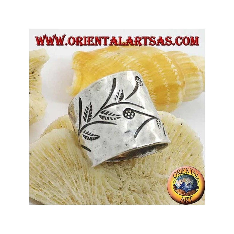 Gehämmerter silberner Ring mit handgefertigten Blumenstichen (Karen)