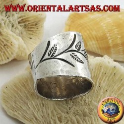 Bague en argent martelé avec gravures florales faites à la main (Karen)