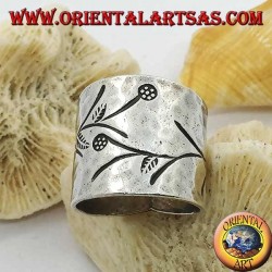Bague en argent martelé avec gravures florales faites à la main (Karen)