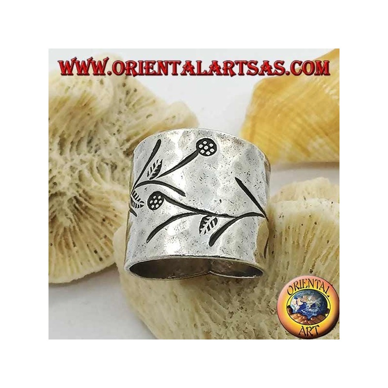 Hammered band silver ring with handmade floral engravings (Karen)