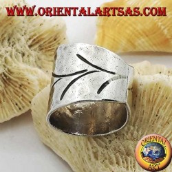 Anillo de plata con banda martillada con grabados florales hechos a mano (Karen)