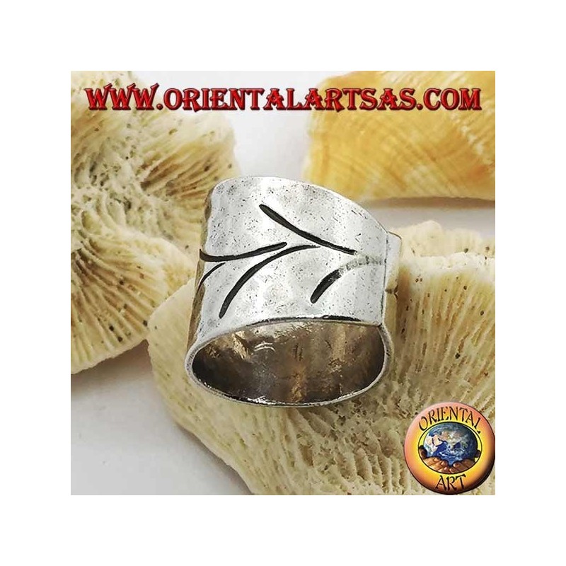 Hammered band silver ring with handmade floral engravings (Karen)