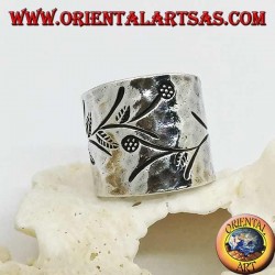 Anillo de plata con banda martillada con grabados florales hechos a mano (Karen)