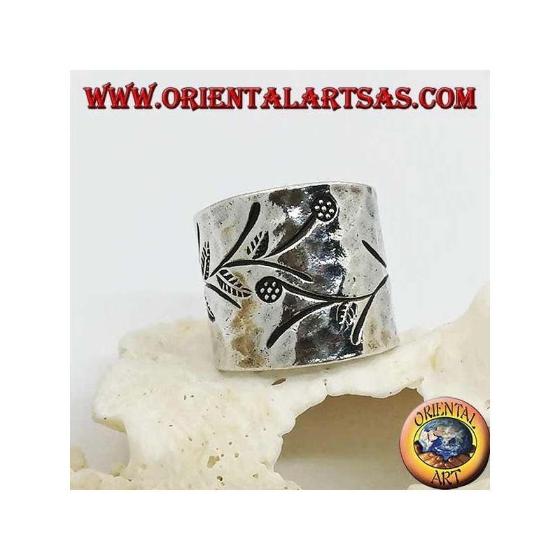 Hammered band silver ring with handmade floral engravings (Karen)