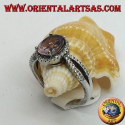 Bague en argent avec améthyste naturelle ovale sertie de deux rangées de zircons sur les côtés