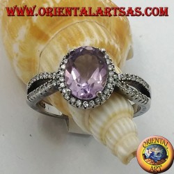 Silberring mit ovalem natürlichem Amethyst, besetzt mit zwei Reihen Zirkonen an den Seiten
