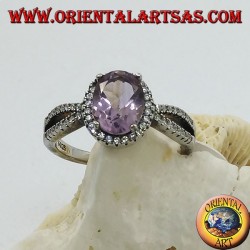 Anillo de plata con amatista ovalada natural engastada con dos hileras de circonitas en los laterales.