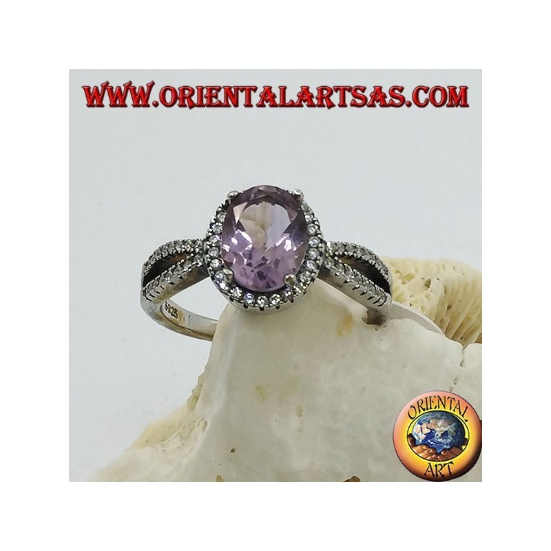 Bague en argent avec améthyste naturelle ovale sertie de deux rangées de zircons sur les côtés