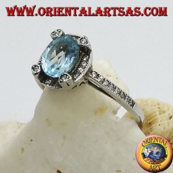 Anillo de plata con topacio azul oval natural engastado en circonitas.