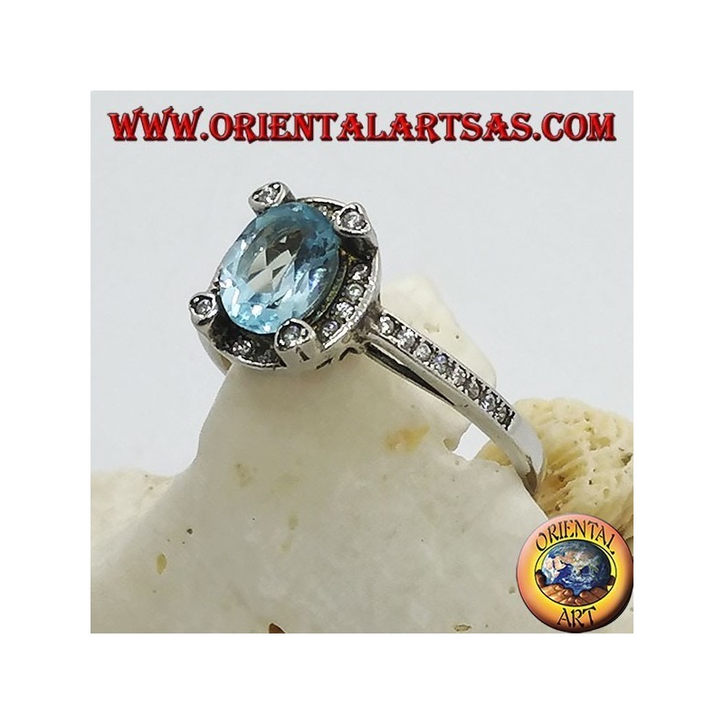 Anello in argento con blu topazio naturale ovale incastonato contornato da zirconi