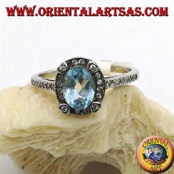 Anillo de plata con topacio azul oval natural engastado en circonitas.