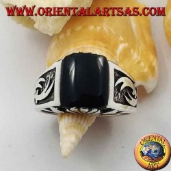 Anillo de plata con ónix rectangular y cimitarras Zulfiqar de alto relieve en los laterales.