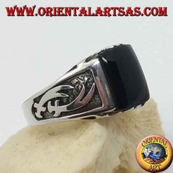Anillo de plata con ónix rectangular y cimitarras Zulfiqar de alto relieve en los laterales.