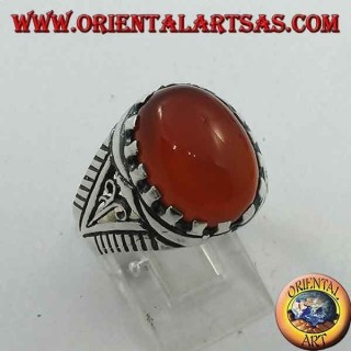 Anello in argento con corniola ovale a cabochon incastonata con decori sui lati