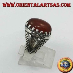 Anillo de plata con cornalina ovalada cabujón engastado con adornos en los lados
