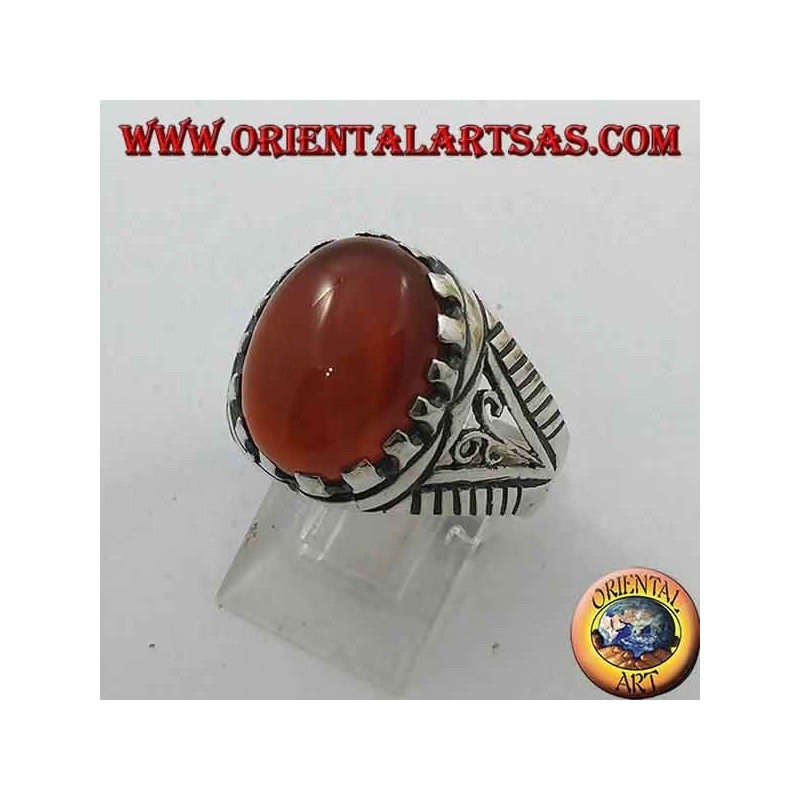 Bague en argent avec cornaline cabochon ovale sertie de décorations sur les côtés