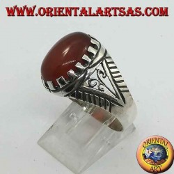 Anillo de plata con cornalina ovalada cabujón engastado con adornos en los lados