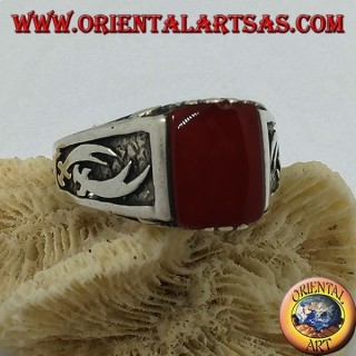 Anillo de plata con cornalina rectangular y cimitarras Zulfiqar de alto relieve en los laterales.