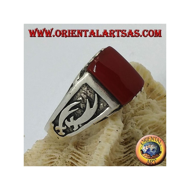 Anillo de plata con cornalina rectangular y cimitarras Zulfiqar de alto relieve en los laterales.