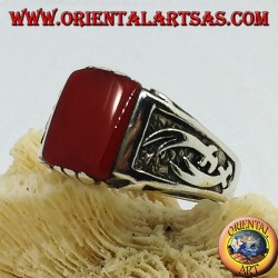 Anillo de plata con cornalina rectangular y cimitarras Zulfiqar de alto relieve en los laterales.
