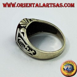 Anillo de plata con cornalina rectangular y cimitarras Zulfiqar de alto relieve en los laterales.