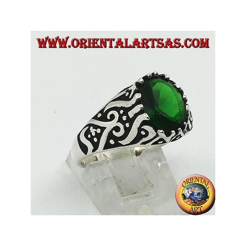 Anillo de plata con circonita esmeralda ovalada y decoraciones en alto relieve en los lados
