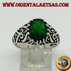 Bague en argent avec zircon émeraude ovale et décorations en haut relief sur les côtés