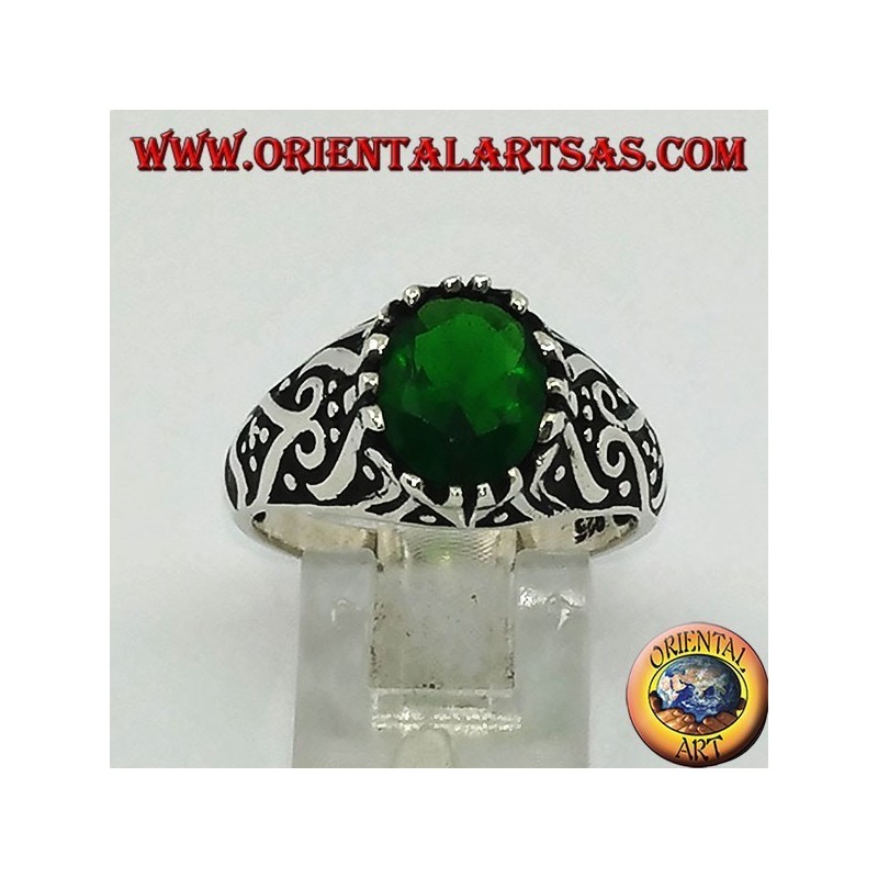 Bague en argent avec zircon émeraude ovale et décorations en haut relief sur les côtés