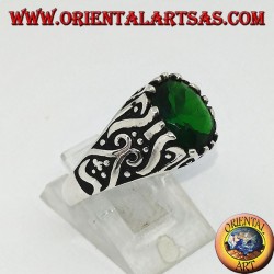 Bague en argent avec zircon émeraude ovale et décorations en haut relief sur les côtés