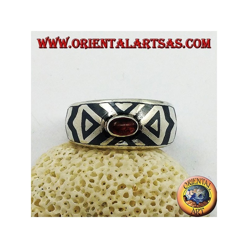 Bague arrondie en argent avec grenat ovale et décoration niello