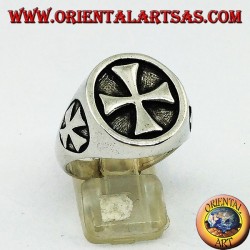 Bague en argent lisse avec sceau en croix templier et croix sur les côtés