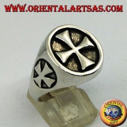 Anillo de plata lisa con sello cruzado templario y cruz en los lados.